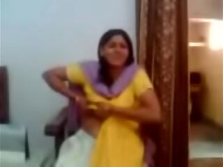 Indian aunty demonstrating her big boobs - Allvideosx.com